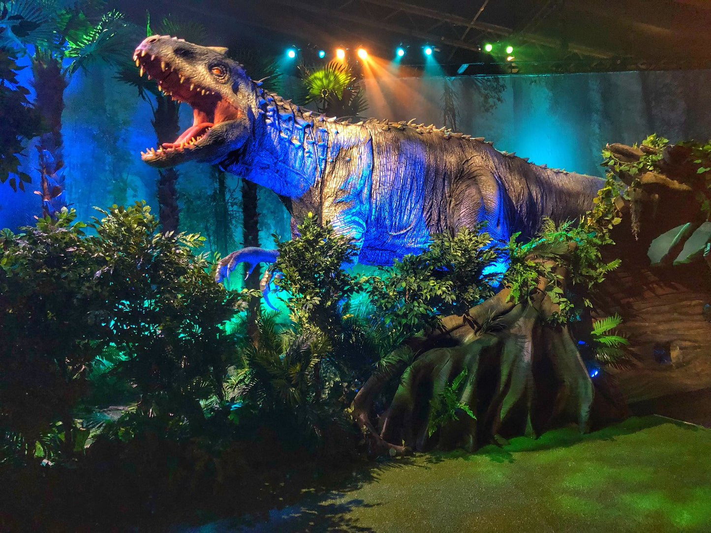 FLOWER DOME & CLOUD FOREST (FEATURING JURASSIC WORLD: THE EXPERIENCE)