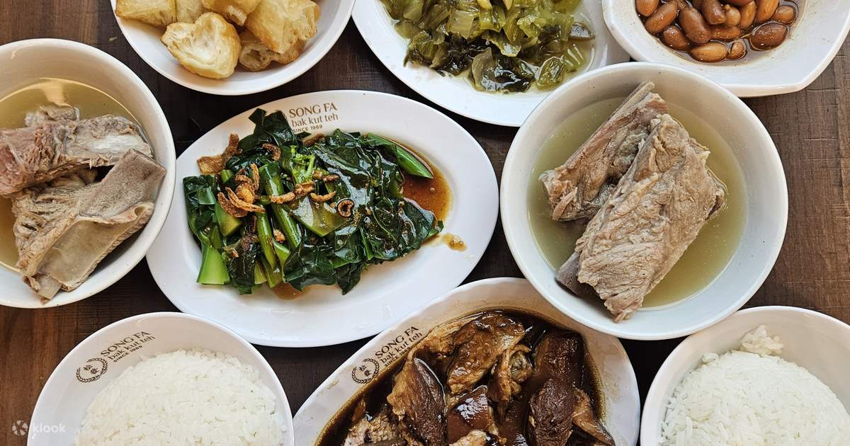 3-Hour Chinatown Street Mural, Food Heritage & Singapore River Cruise tour